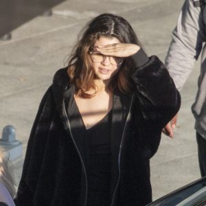 2 Декабря Селена в аэропорту Хитроу в Лондоне