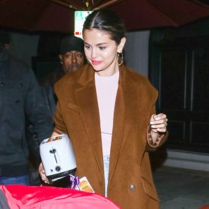 11 Января Селена покидает ресторан в Лос-Анджелесе, Калифорния