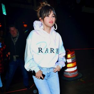 14 Января Селена прибывает в тату салон Bang Bang в Нью-Йорке