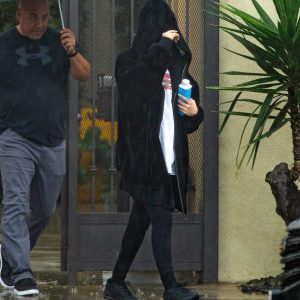 9 Февраля Селена покидает спорт зал в Лос-Анджелесе, Калифорния