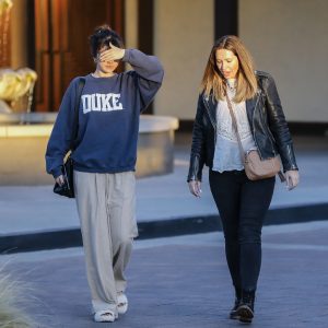 2 Февраля Селена с подружкой в Студио-Сити, Калифорния