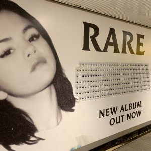 16 Марта огромные промо баннеры альбома Rare замечены на станции Щибуя в Токио