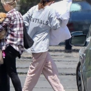 9 Мая Селену сфотографировали собирающейся в путешествие в Лос-Анджелесе, Калифорния