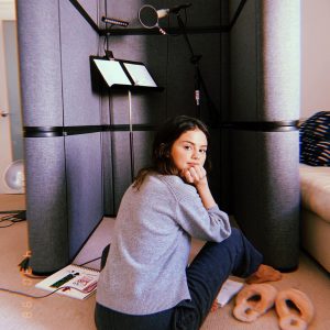 2 Мая Селена на Инстаграме: Импровезированная студия теперь я могу работать из дома