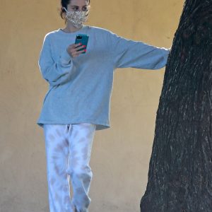 14 Мая Селена в прогулке в Лос-Анджелесе, Калифорния