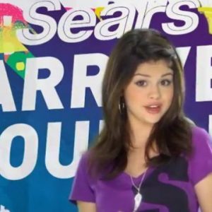 4 Июня супер милое видео на котором Селена представляет шоу «Sears Arrive Lounge» в 2009