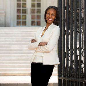 8 Июня Селена в истории Инстаграма: Пожалуйста, встречайте профессора Сара Элизабет Льюис