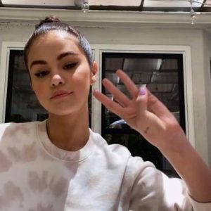 14 Июня Селена на Weibo: Через 3 дня, Я выпускаю специальный мерчандайз специально для моих фанатов в великом Китае