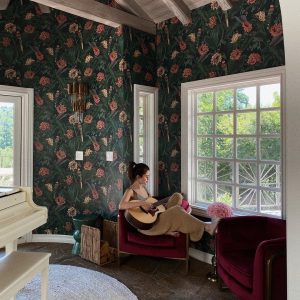 30 Июля Селена на Инстаграме: Что я делаю в карантине- осваиваю мой новый дом и занимаюсь гитарой 🥰