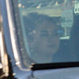 22 Июля Селена покидает спа-салон в Шерман-Окс, Калифорния.