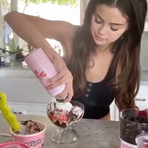 27 Августа Селена на Инстаграме: Я сделала небольшой экстра рецепт… @serendipity3nyc мороженое! 🍨