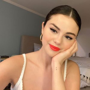 14 Сентября @rarebeauty на Инстаграме: Мы фанатеем, когда @selenagomez открывает в себе внутреннего стилиста 😍