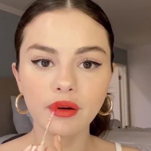 17 Сентября @Sephora на Твиттере: Делай, как автор @selenagomez: “Я забываю, что у меня на губах помада, пока не посмотрюсь в зеркало”