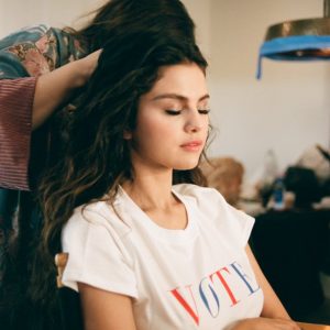 30 Октября Селена на Твиттере: Слушай коллекцию «Selena x Votes» на @spotify пока стоишь в очереди