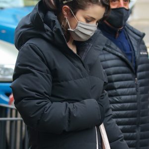 20 Января Селена прибывает на съемочную площадку с розовой прядью в волосах