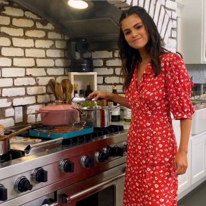 22 Января новое фото из-за кулис со съемок шоу Selena + Chef