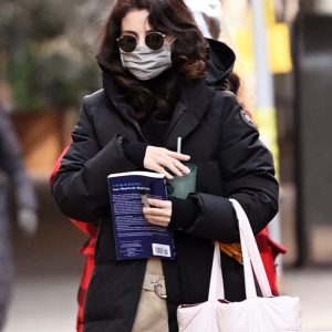 19 Января новые фото Селены на съемках сериала Only Murders In The Building в Нью-Йорке