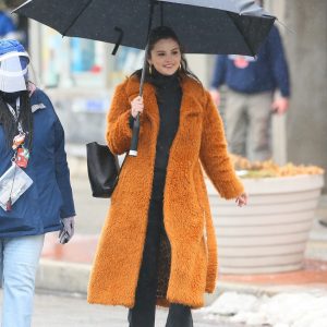 23 Февраля Селена прогуливается с зонтиком на съемках Only Murders In The Building в Нью-Йорке
