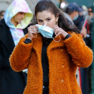 25 Февраля Селена на съемках сериала Only Murders In The Building на Манхеттене в Нью-Йорке