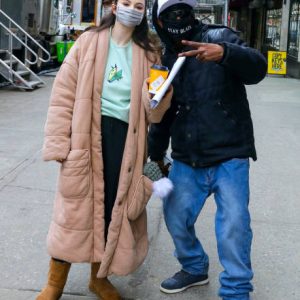 24 Февраля Больше фото и видео с Селеной со съемок Only Murders In The Building в Нью-Йорке