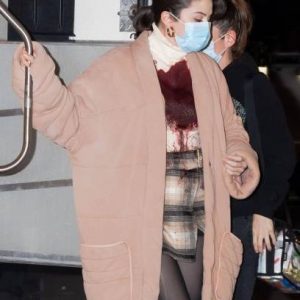 10 Апреля больше новых фото и видео Селены со съемок сериала Only Murders In The Building в Нью-Йорке