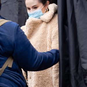 12 Апреля новые видео Селены от фанатов сделанные на съемках сериала «Only Murders In The Building»