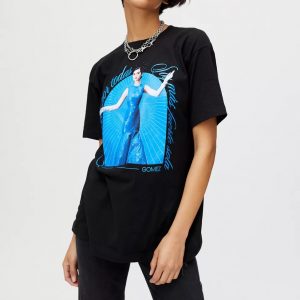 23 Мая магазин Urban Outfitters представил футболку в стиле Revelacion