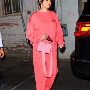 2 Июля Селена покидает ресторан Wally’s в Беверли-Хиллс, Калифорния!