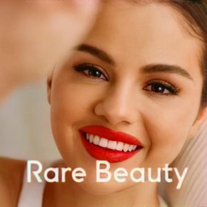 11 Августа Селена просто сияет на новом промо-фото для Rare Beauty!