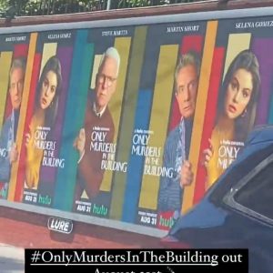 13 Августа реклама сериала Only Murders In The Building замечена в Нью-Йорке