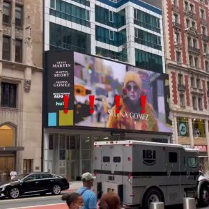 17 Августа больше рекламных билбордов сериала Only Murders In The Building замечено фанатами в Нью-Йорке!