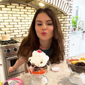 1 Сентября Селена создала собственный десерт — «The Selena Sundae» специально для ресторана Serendipity3!