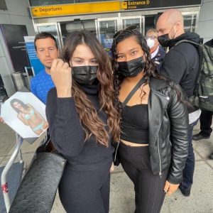 9 Сентября: Селена в аэропорту JFK в Нью-Йорке плюс фото с фанатами (Обновлено)