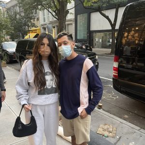 8 Сентября: Селена прибывает в ресторан Serendipity3 в Нью-Йорке плюс фото и видео с фанатами