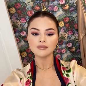 7 Октября: @Sephora на Инстаграме: Создай такой же лук, как у @selenagomez