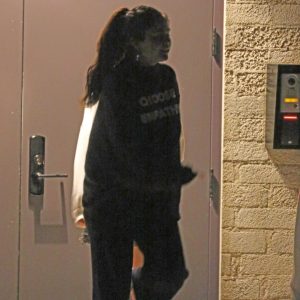 1 Октября: Селена покидает студию в Лос-Анджелесе!