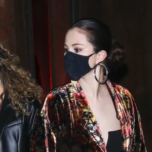 10 Октября: Селена покидает ресторан TAO в Лос-Анджелесе (Обновлено с фото)