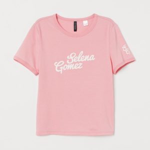 1 Октября: H&M выпустили мерчандайз для детей с символикой «Селена Гомес»