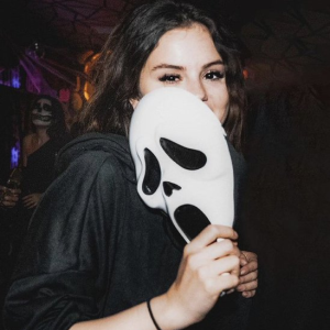 31 Октября: новое фото Селены с вечеринки по случаю Хэллоуина