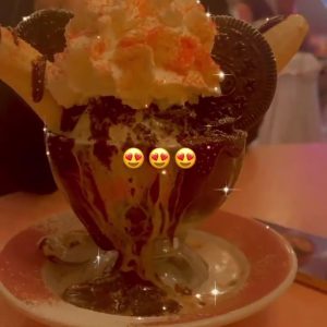 11 Декабря: Селена замечена в кафе Serendipity3 в Нью-Йорке