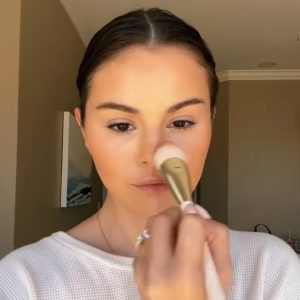 24 Апреля: Селена делает утренний макияж в новом видео, размещенном на Тик Токе