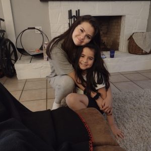 4 Июля: новое редкое фото Селены с ее сестренкой Викторией Гомес