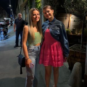 9 Июля: Селена с фанатами в ресторане в Милане
