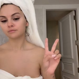 20 Июля: Селена показывает свой утренний макияж в новом видео на ТикТоке