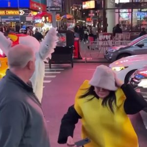 31 Октября: новое видео Селены в костюме банана на этот Хэллоуин