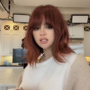 25 Ноября: Селена пробует фильтр рыжих волос в новом видео на ТикТоке