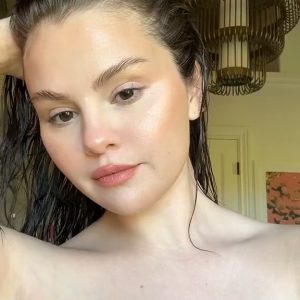 24 Декабря: Селена делает себе макияж с использованием новых продуктов от Rare Beauty в новом видео на ТикТоке