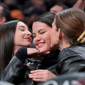30 Января: Селена с подружками посетила баскетбольный матч в Нью-Йорке