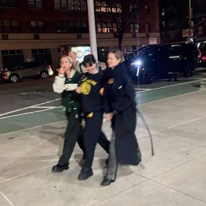 20 Января: Селена гуляет с подругами в Нью-Йорке