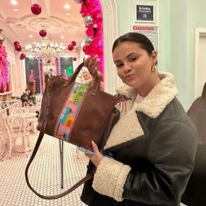 6 Января: Дети из Make-A-Wish подарили Селене собственноручно сделанную сумку